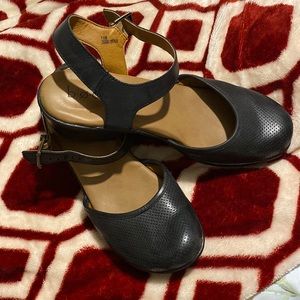 Excellent condition B.O.C shoes with a clogged heel